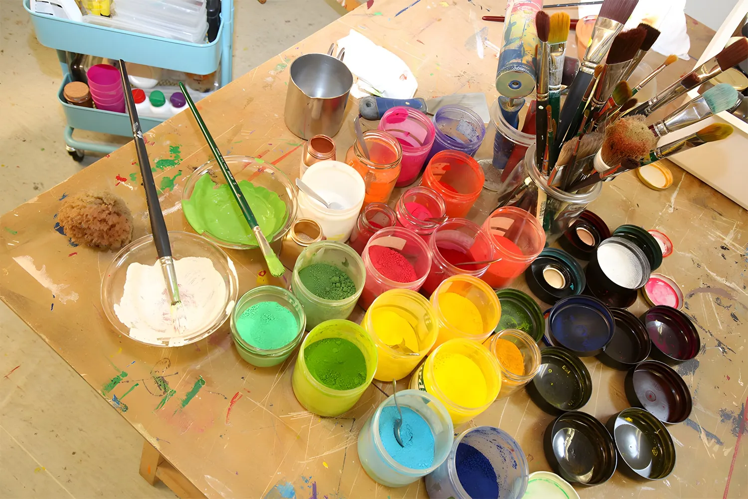 Pinsel, Pigmente und Material im Atelier