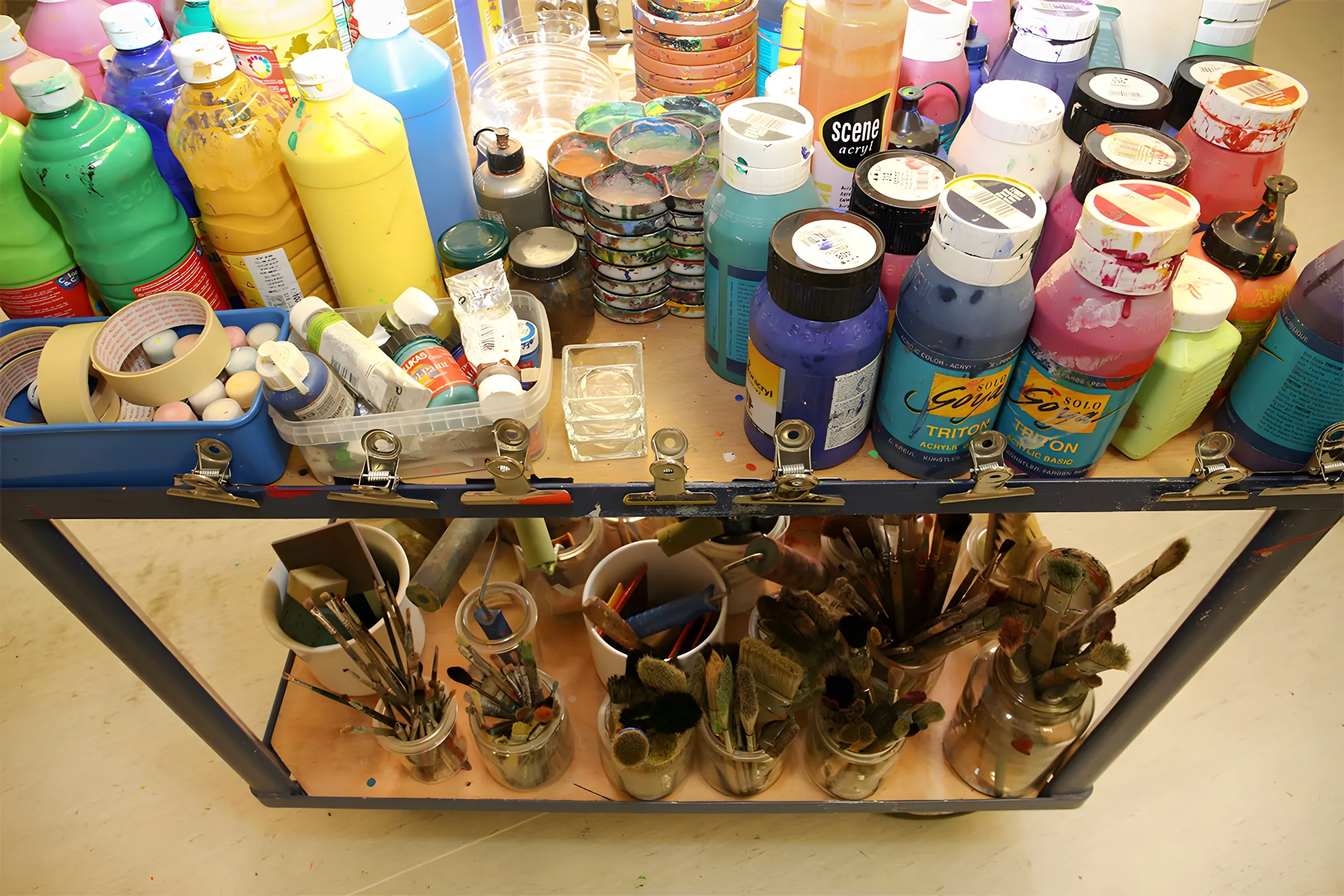 Pinsel und Pigmente im Atelier