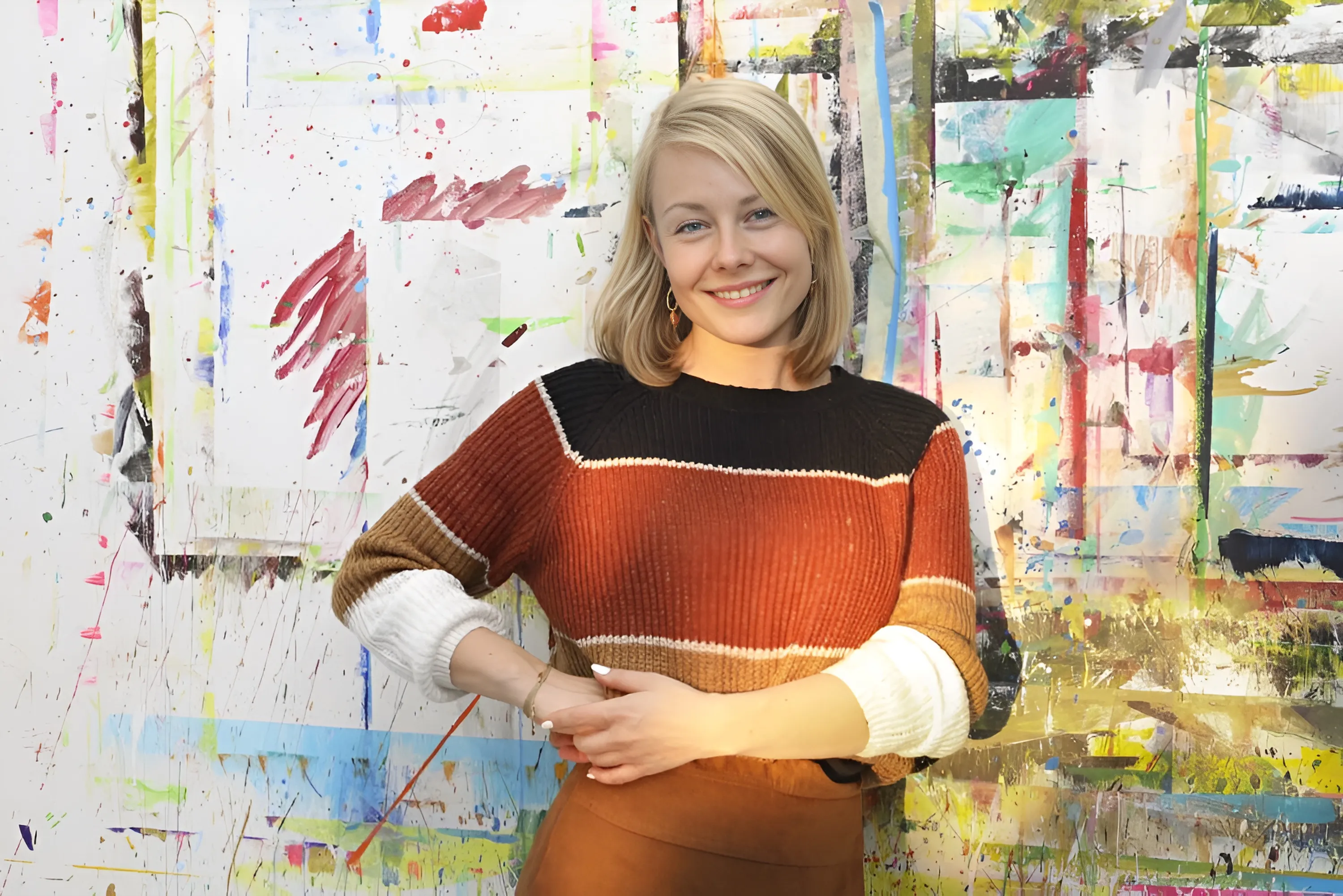 Ina Widmann in ihrem Atelier vor einer farbig gestalteten Wand